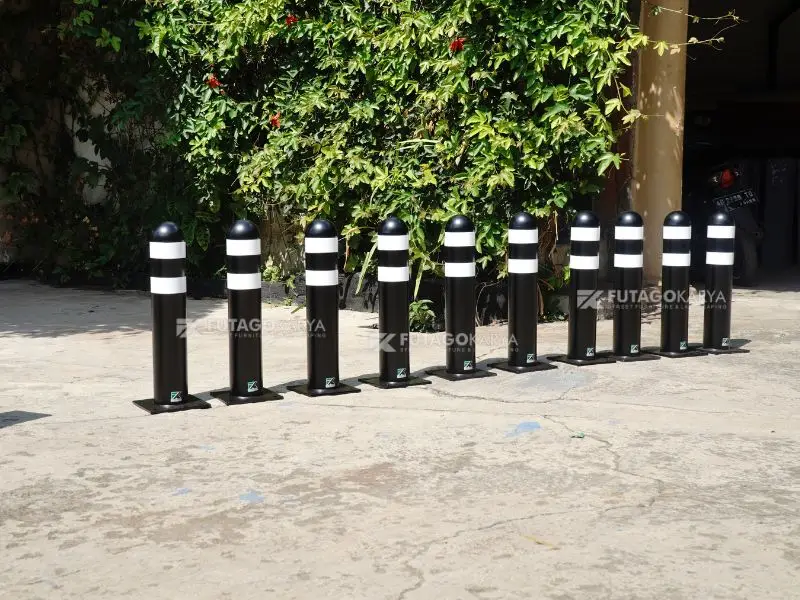 Tiang Bollard Pembatas Trotoar dengan Tambahan Lampu