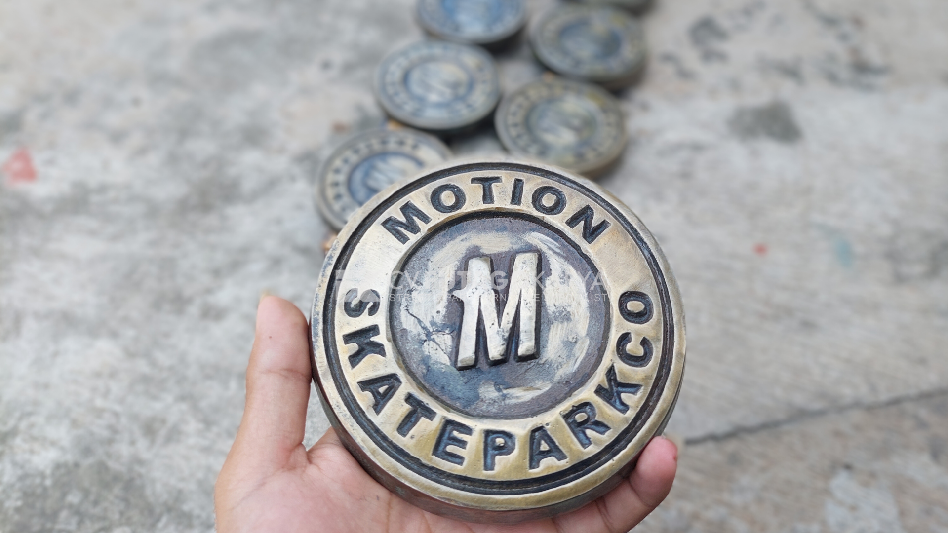 Desain Logo Minimalis Cor Logam