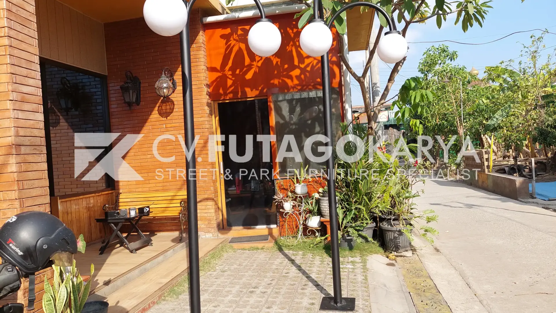 Tiang Lampu Minimalis: Panduan Memilih untuk Hunian Modern