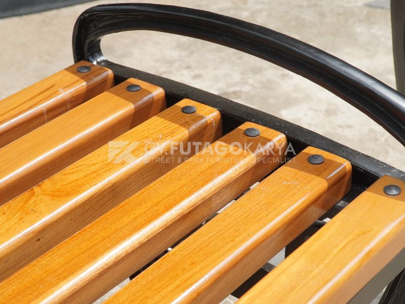 Kursi Taman Besi Corak Indah dan Estetik