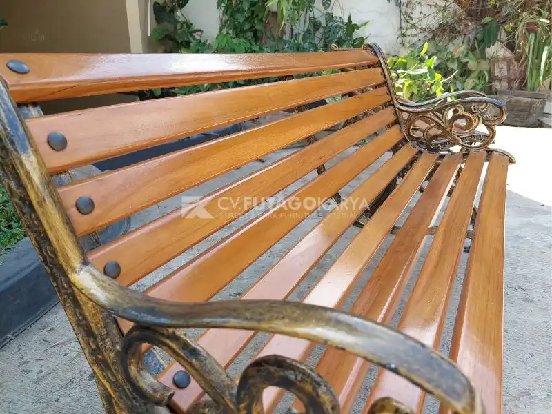 kursi teras panjang besi