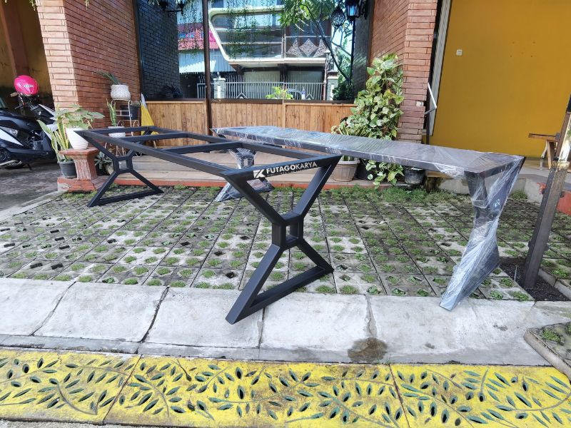 Kaki Meja Unik Kreasi Nilai Estetik Ruang