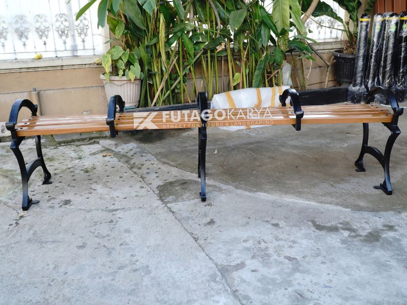 Kursi Besi Panjang Kuat, Elegan, dan Serbaguna