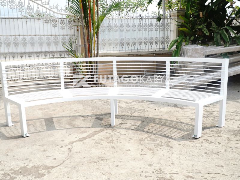 Kursi Taman Besi untuk Estetika Taman Anda