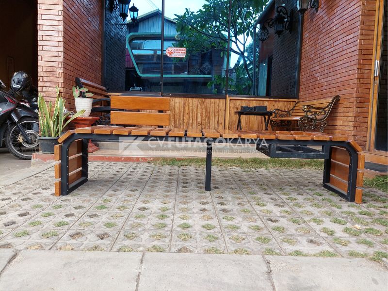 Kursi Taman Kayu Unik