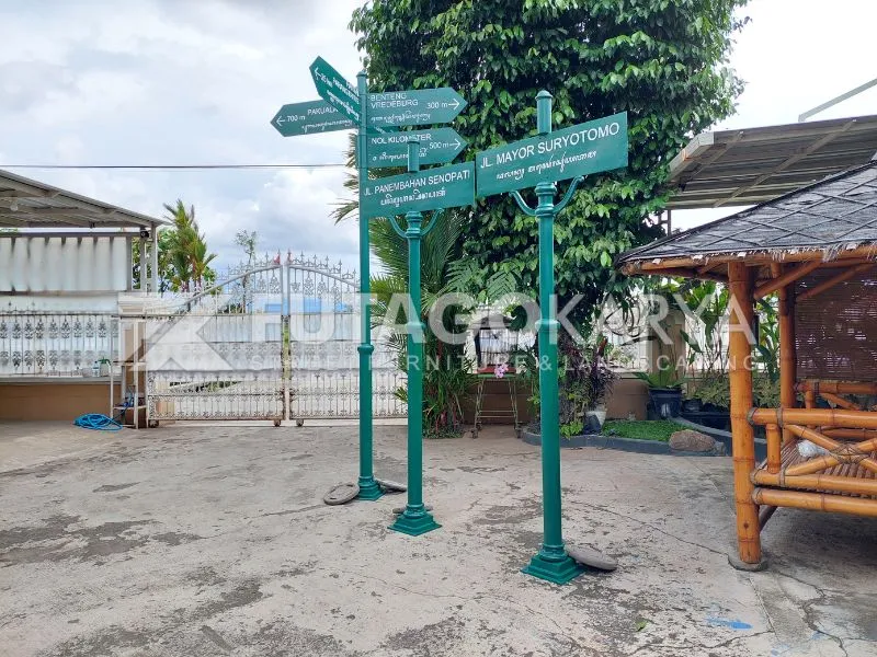 Tiang Papan Nama Jalan Penujuk Arah
